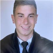 Me llamo Alberto y estudio Ciencias de la actividad física y del deporte. Doy clases porque me encantan los ñinos/as y me gusta ayudar a aprender a los demás. Se me da buena lengua, matemáticas e inglés